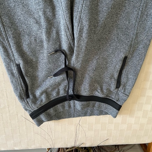 Lululemon Heathered Grey Fleece Interior Sweatpants - Picture 3 of 13